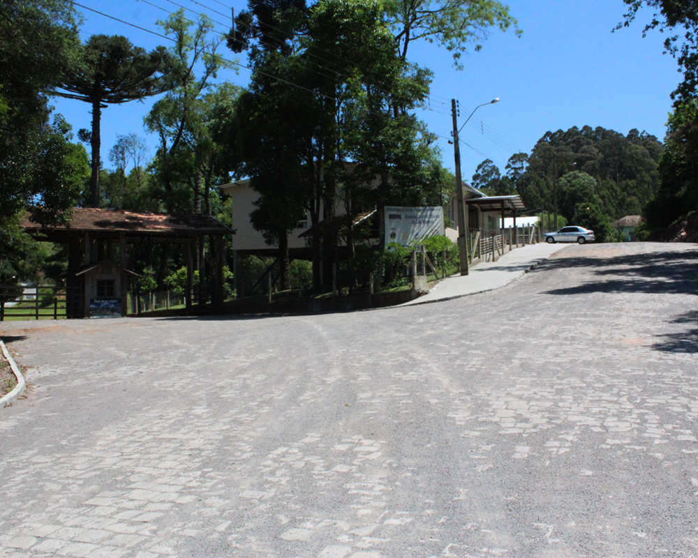 Obra na rua João Carlos Gasparotto melhora condições de acesso ao parque municipal, sede do grupo de idosos e residências