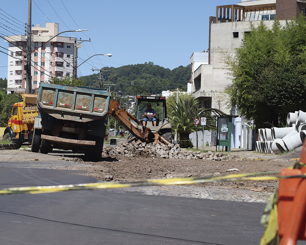 Trânsito bloqueado na Avenida Venâncio Aires para continuidade da obra de asfaltamento