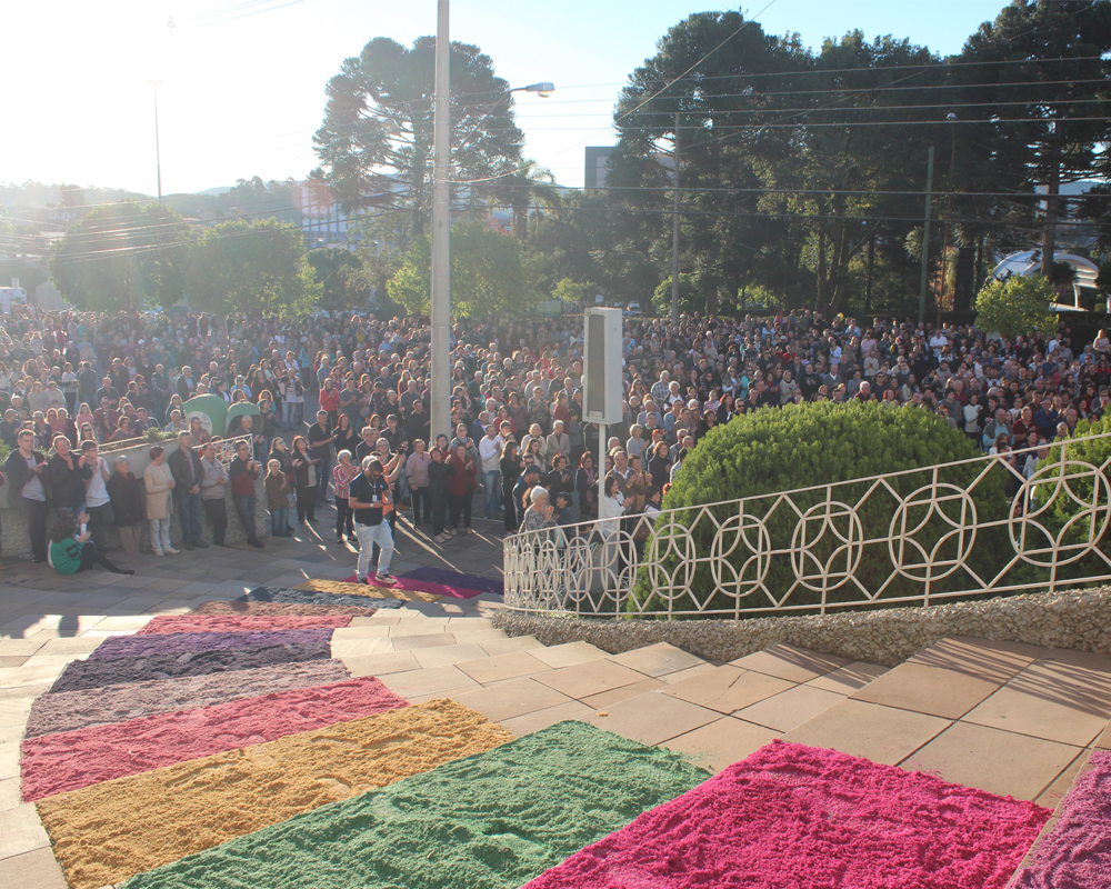 Em São Marcos, cerca de mil pessoas participaram da confecção dos tapetes que celebram Corpus Christi