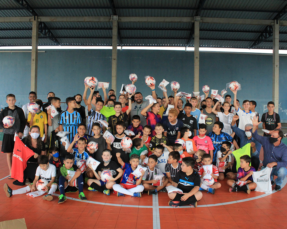Escola de futebol Atlético recebe bolas novas e doação do Internacional de uniformes para os treinos
