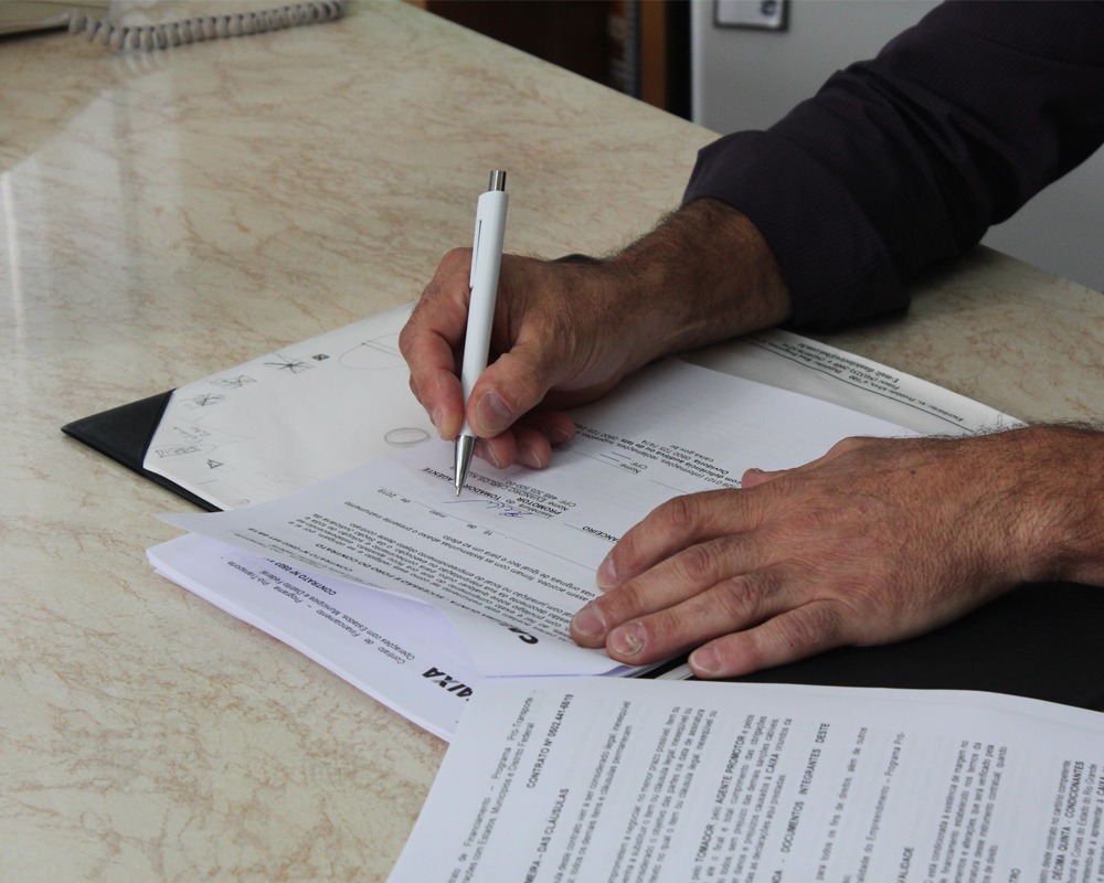 Prefeito assinou hoje (17) contrato que dará início à pavimentações no perímetro urbano de São Marcos