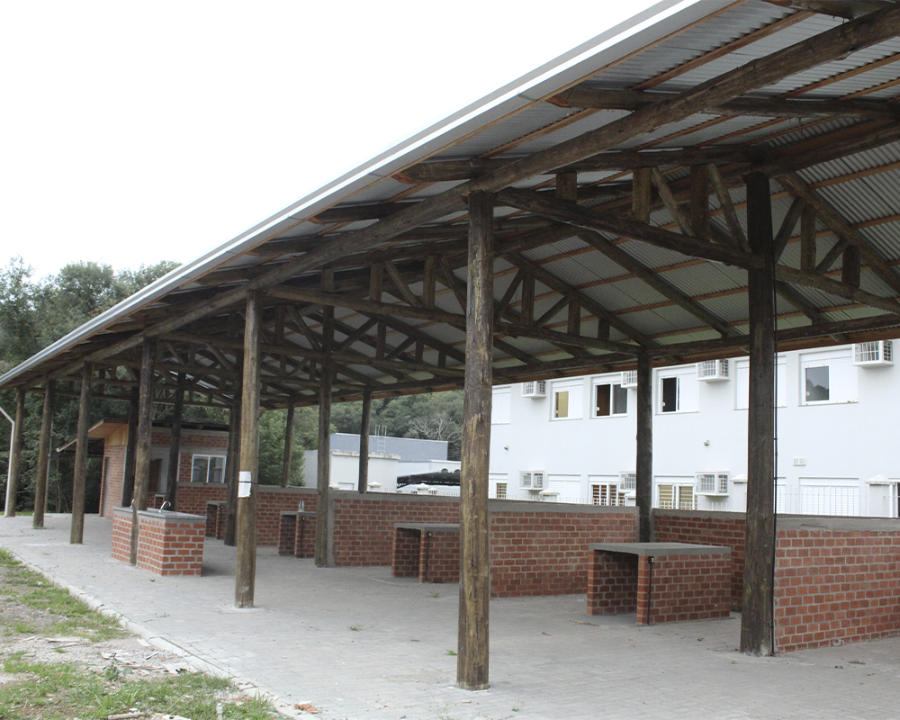 Construção do novo espaço para feirantes no Parque Albino A. Ruaro está concluída e a feira do agricultor deve iniciar em junho no local