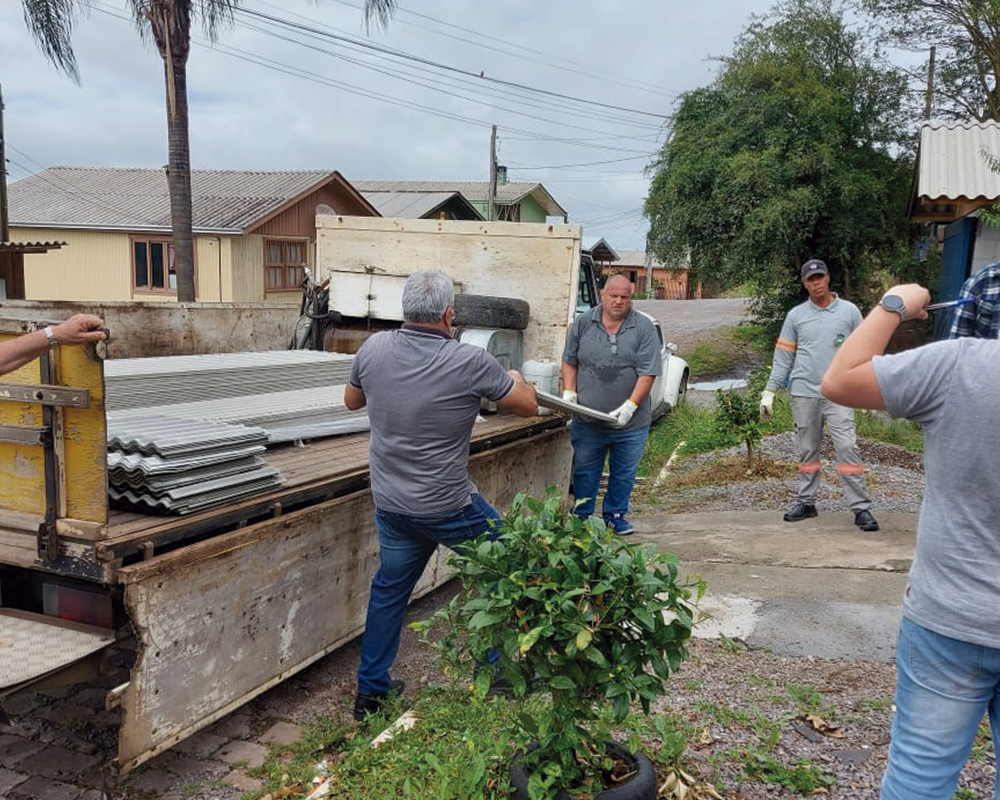 Prefeitura iniciou hoje a entrega de telhas para famílias que tiveram suas casas afetadas pelo temporal