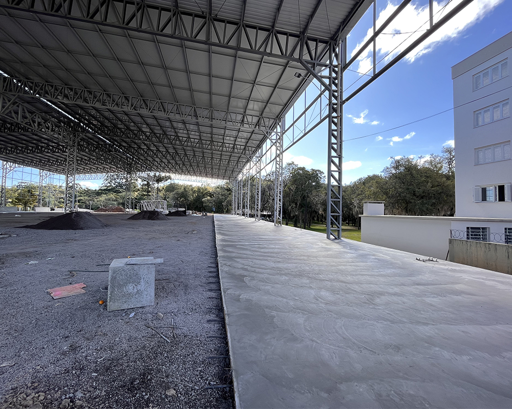 Inicia a construção do piso no Centro de Eventos João Fontana, no Parque Albino Antonio Ruaro