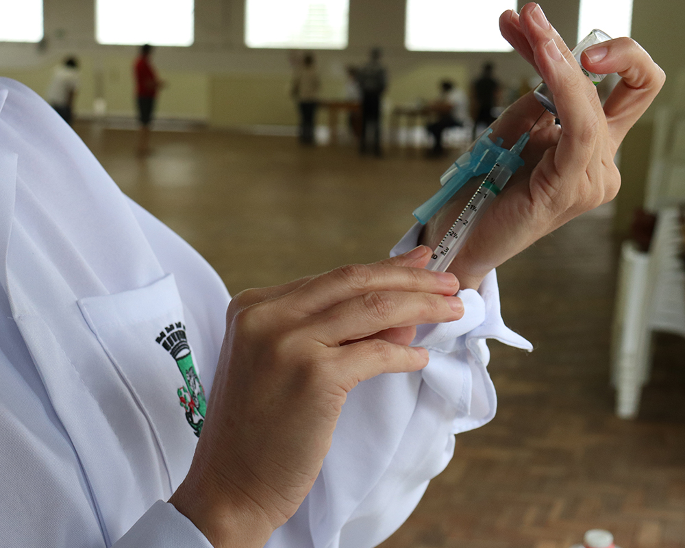 A partir de hoje (18) professores e adultos entre 55 e 59 anos podem fazer a vacina contra a gripe